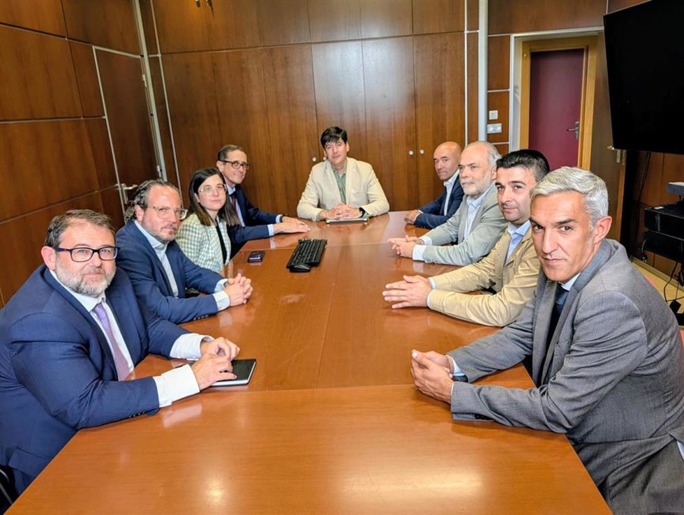 Responsables de Airbus Helicopters y Grupo Carreira junto miembros del Gobierno del Principado de Asturias y la Cámara de Comercio de Oviedo.