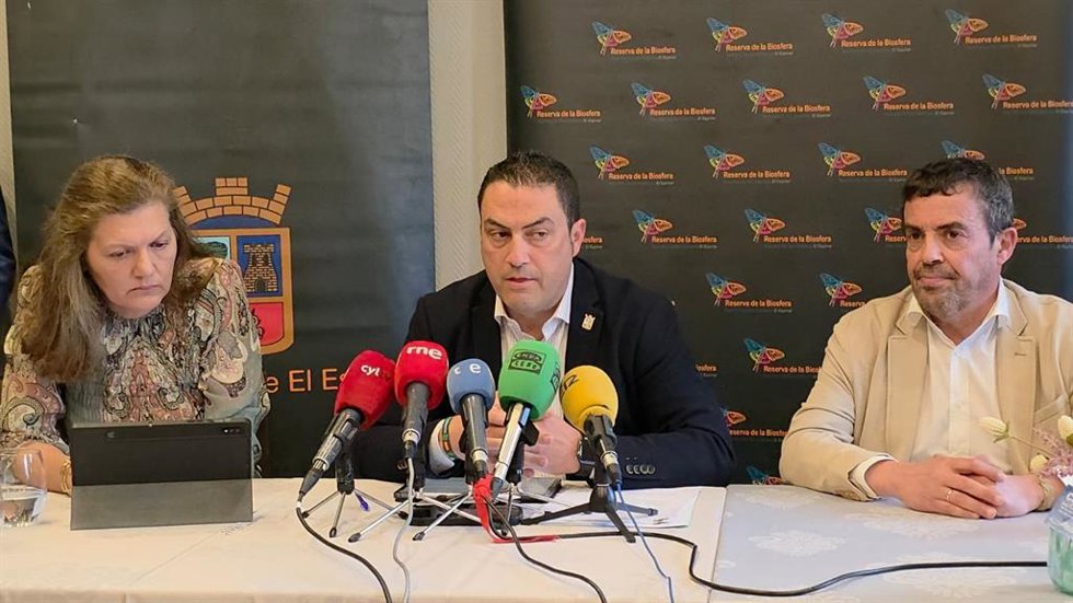 La ingeniera municipal, el alcalde Figueredo y un asesor jurídico.