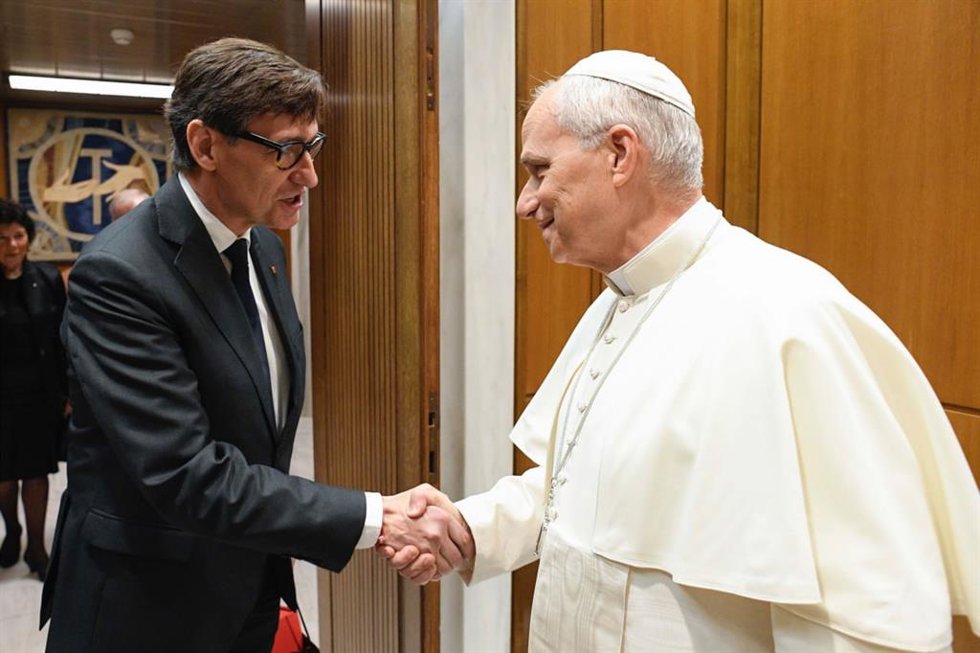 Archivo - El presidente de la Generalitat, Salvador Illa, y el papa León XIV, en una visita del dirigente catalán al Vaticano, en octubre de 2025