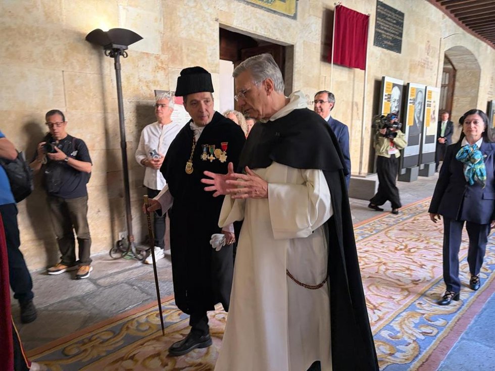 El prior de la Orden de los Predicadores, Fray Pablo Carlos Sicouly (D) y el rector de la USAL.
