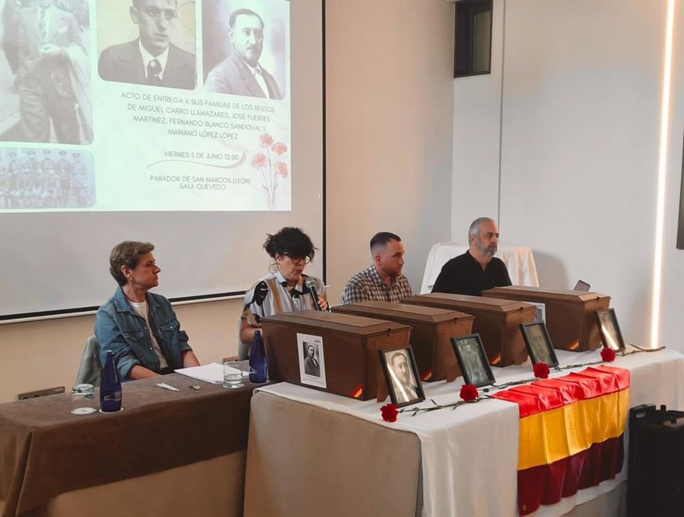 Acto de entrega de los restos de los republicanos asesinados Miguel Carro Llamazares, José Fuertes Martínez, Fernando Blanco Sandoval y Mariano López López, en el Parador San Marcos de León.