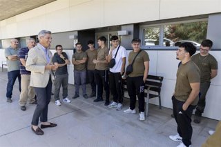 El delegado de Infraestructuras, Sostenibilidad y Agricultura de la Diputación de Córdoba, Andrés Lorite, conversa con los alumnos.