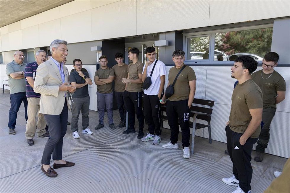 El delegado de Infraestructuras, Sostenibilidad y Agricultura de la Diputación de Córdoba, Andrés Lorite, conversa con los alumnos.
