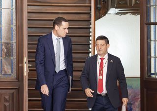 Francisco Reyes (dcha) junto a Juan Latorre que le sustituirá al frente de la Diputación de Jaén