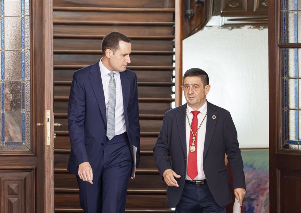 Francisco Reyes (dcha) junto a Juan Latorre que le sustituirá al frente de la Diputación de Jaén