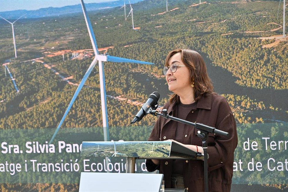 La consellera Sílvia Paneque durante su intervención en la inauguración del parque eólico Les Colladetes de El Perelló (Tarragona)