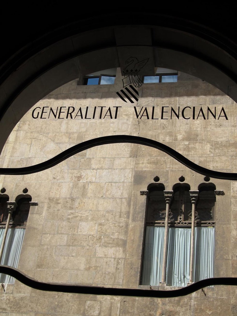 Archivo - Vista del Palau de la Generalitat desde el Palacio de Fuentehermosa.