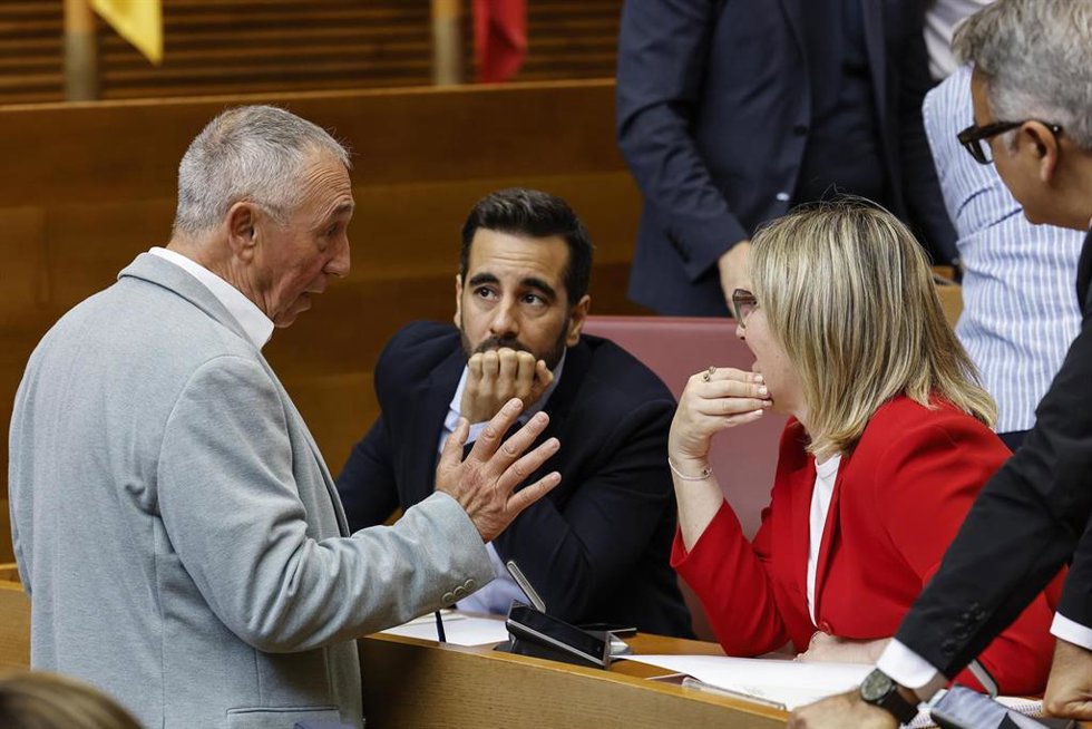 Los síndics de Compromís y PSPV en Les Corts, Joan Baldoví y José Muñoz, en un pleno
