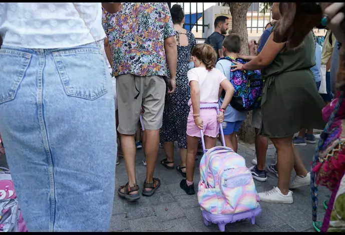 Archivo - Niños y padres hacen cola para entrar al colegio el primer día de clase tras la vacaciones de verano, a 10 de septiembre de 2024, en Málaga, Andalucía (España). 