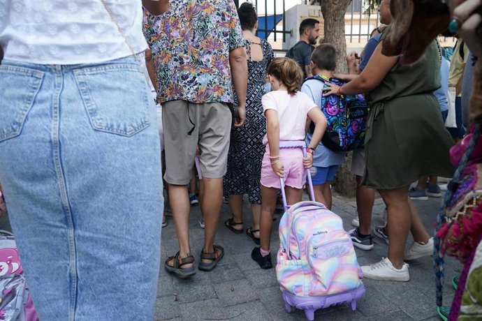 Archivo - Niños y padres hacen cola para entrar al colegio el primer día de clase tras la vacaciones de verano, a 10 de septiembre de 2024, en Málaga, Andalucía (España). 