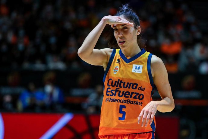 Archivo - Cristina Ouviña en un partido con el Valencia Basket