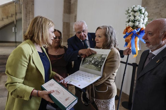 La delegada del Gobierno en la Comunitat Valenciana, Pilar Bernabé (i), durante un encuentro con los representantes de la entidad Amics del Corpus, en el Palau del Temple, a 5 de junio de 2026