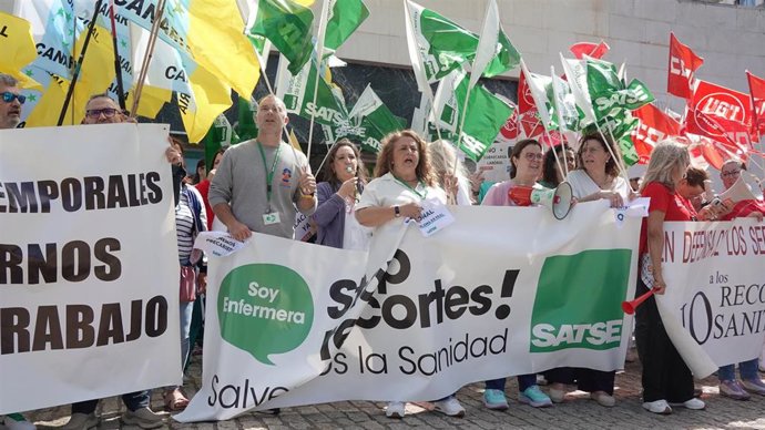 Concentración convocada por el sindicato SATSE en el HUC, en Tenerife