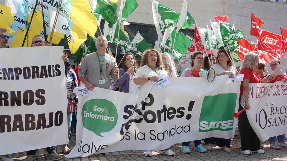 Concentración convocada por el sindicato SATSE en el HUC, en Tenerife