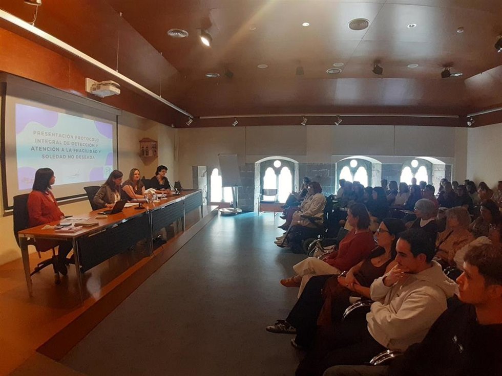 Avilés refuerza su lucha contra la soledad no deseada en los mayores buscando aliados en los profesionales de la salud y dinamizadores de los barrios.