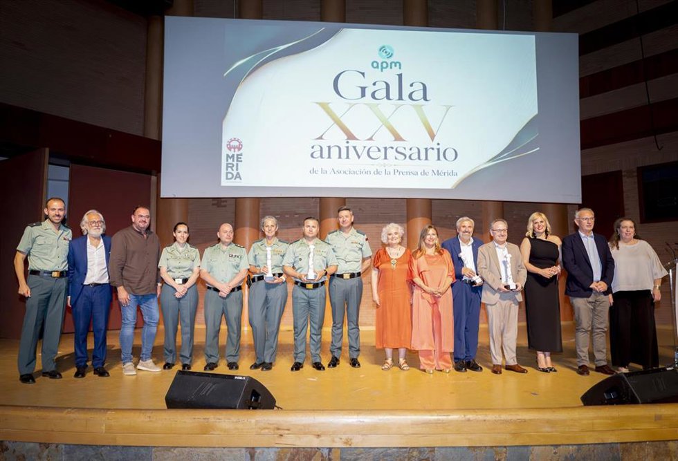 Foto de familia en la gala del XXV aniversario de la Asocición de la Prensa de Mérida.