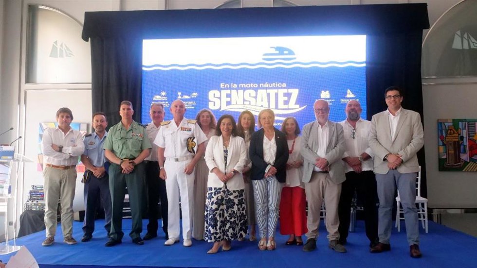 Foto de familia con la subdelegada del Gobierno en Cádiz, Blanca Flores, durante la presentación de la campaña de verano de seguridad náutica del Ministerio de Transportes y Movilidad Sostenible