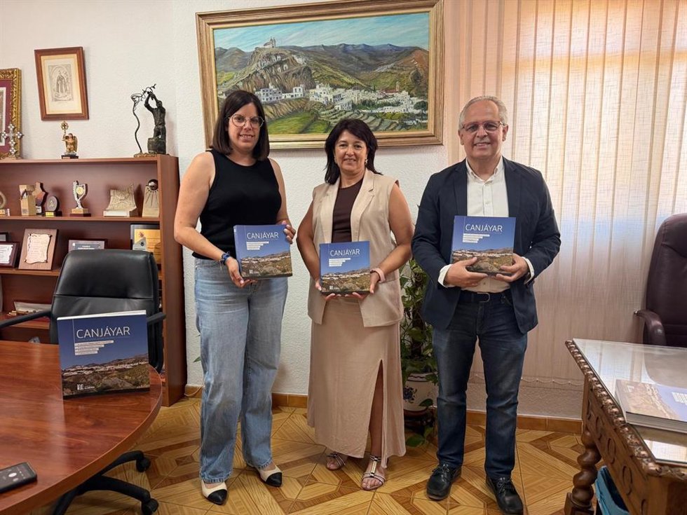 La vicepresidenta de la Diputación Almudena Morales junto a la alcaldesa de Canjáyar, Antonia Urrutia, y el director del IEA, Mario Pulido.