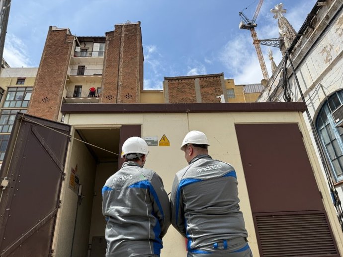 Técnicos de Endesa en un centro de transformación junto a la Sagrada Familia