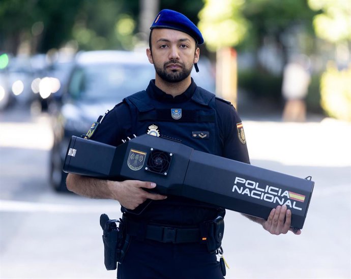 Un agente de la Policía Nacional durante la presentación del dispositivo de Seguridad Aérea con motivo de la próxima visita apostólica del Papa León XIV, a 3 de junio de 2026, en Madrid (España).