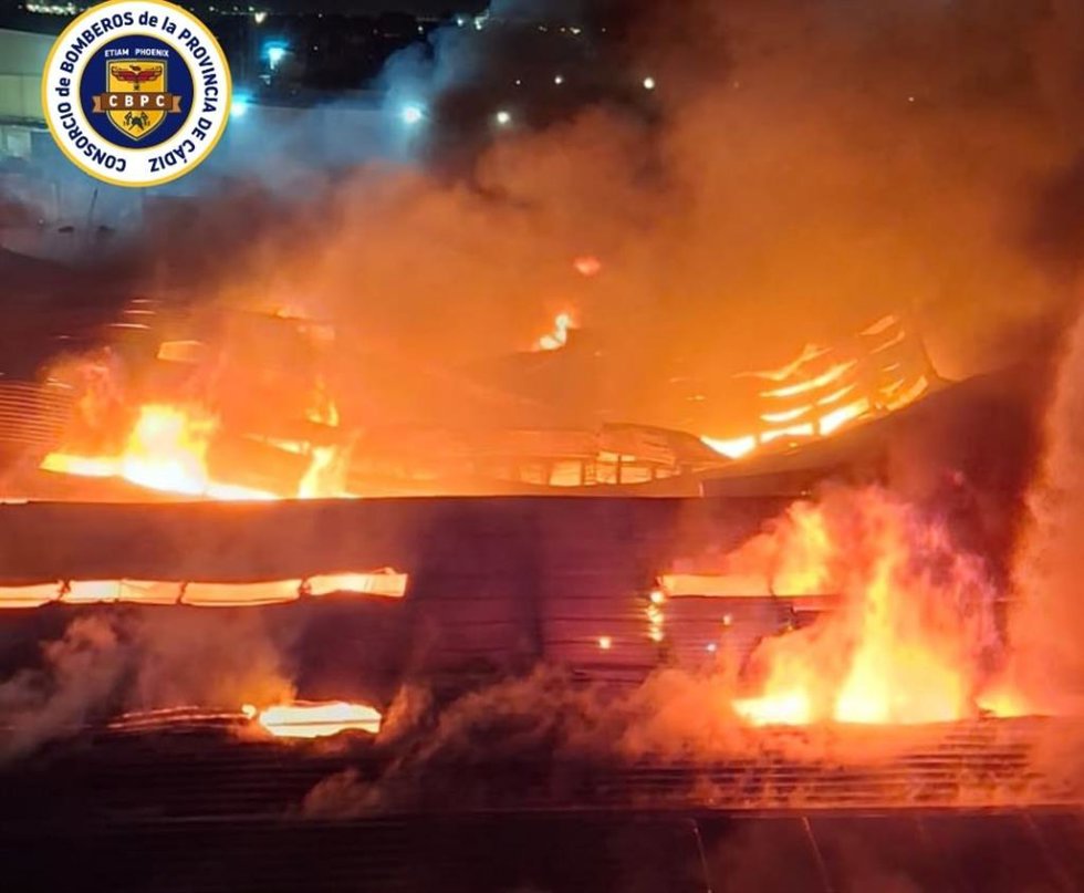 Imagen del incendio de naves industriales en Algeciras en los momentos iniciales el pasado martes 2 de junio.