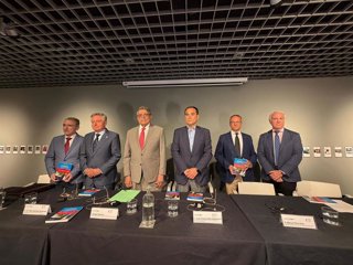El consejero de Justicia, Administración Local y Función Pública en funciones, José Antonio Nieto (tercero por la dcha.), en la presentación del libro 'Compañía en la isla desierta', de Sergio Ramírez.