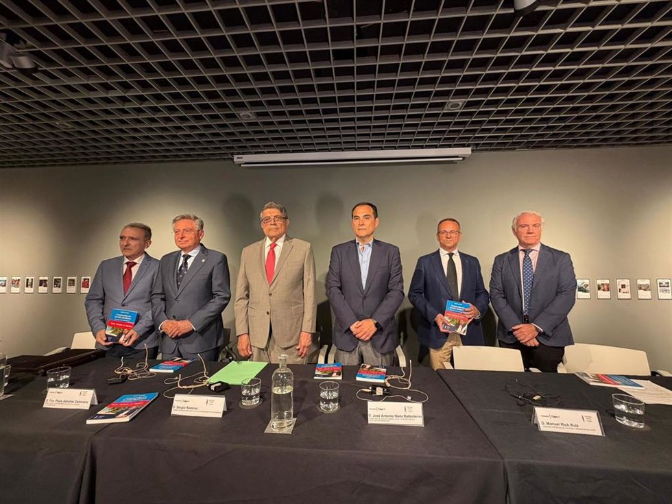 El consejero de Justicia, Administración Local y Función Pública en funciones, José Antonio Nieto (tercero por la dcha.), en la presentación del libro 'Compañía en la isla desierta', de Sergio Ramírez.