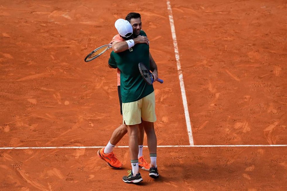 Archivo - Marcel Granollers y Horacio Zeballos se abrazan tras una victoria