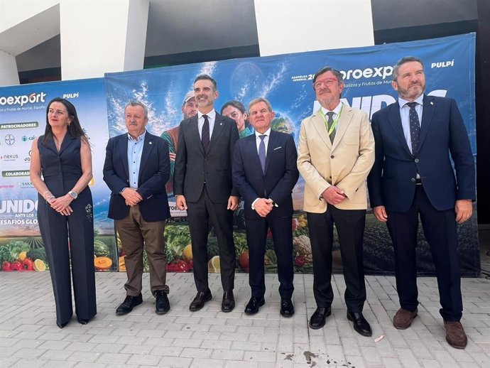 El consejero andaluz de Agricultura, Pesca, Agua y Desarrollo Rural en funciones, Ramón Fernández-Pacheco, asiste a la Asamblea General de Proexport celebrada en Pulpí (Almería).