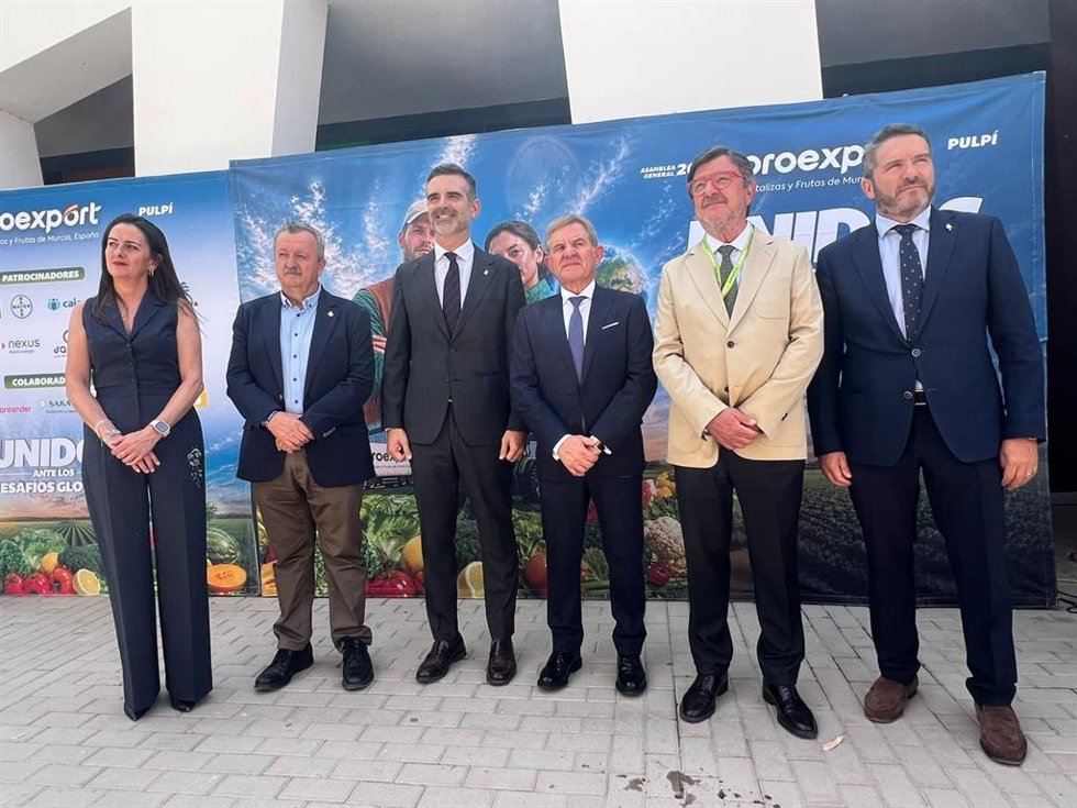El consejero andaluz de Agricultura, Pesca, Agua y Desarrollo Rural en funciones, Ramón Fernández-Pacheco, asiste a la Asamblea General de Proexport celebrada en Pulpí (Almería).