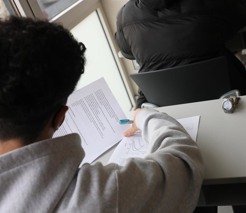 Archivo - Un alumno en un aula.