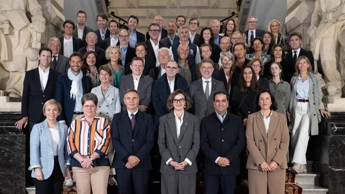 La diputada general de Bizkaia, Elixabete Etxanobe, y las diputadas de PromociónEconómica, Ainara Basurko, y Hacienda y Finanzas, Itxaso Berrojalbiz, con los Consejeros del Comercio Exterior de Francia