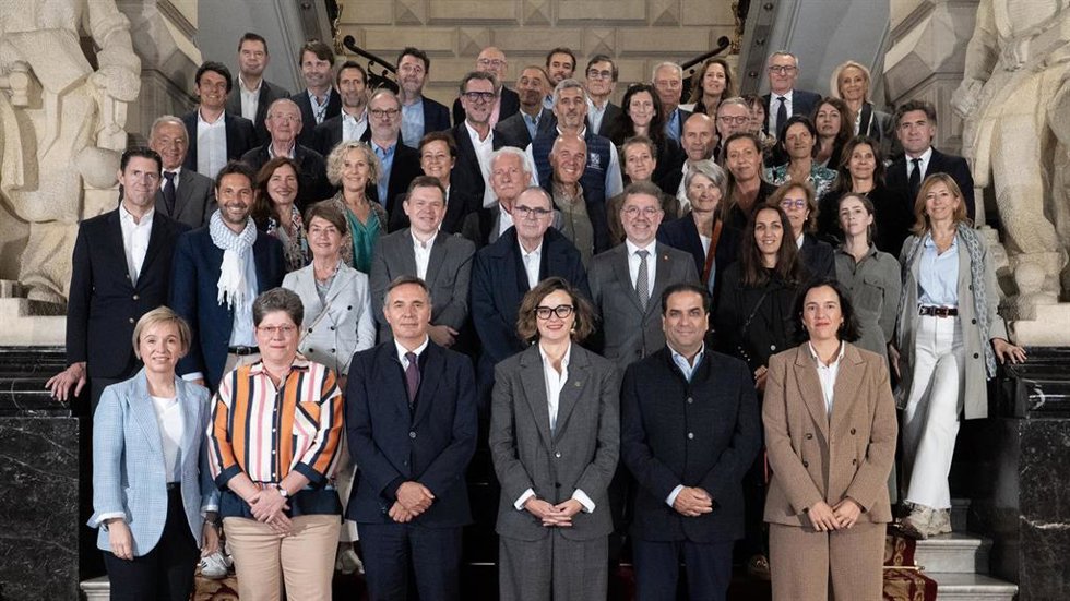 La diputada general de Bizkaia, Elixabete Etxanobe, y las diputadas de PromociónEconómica, Ainara Basurko, y Hacienda y Finanzas, Itxaso Berrojalbiz, con los Consejeros del Comercio Exterior de Francia