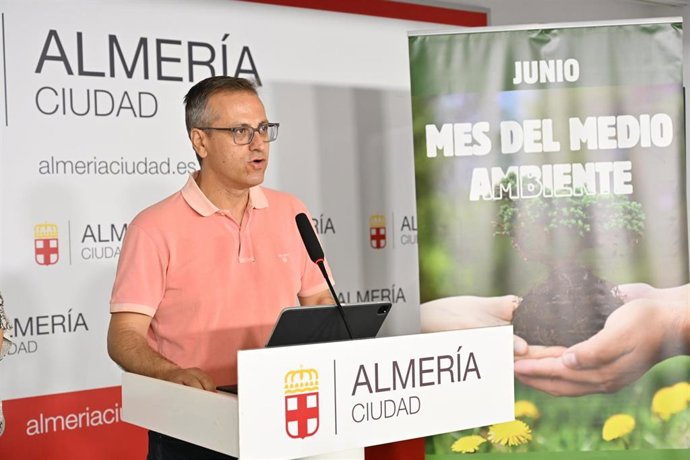 El concejal de Sostenibilidad Medioambiental y Energética del Ayuntamiento de Almería, Antonio Urdiales, durante la presentación de la tercera edición del Mes del Medio Ambiente.