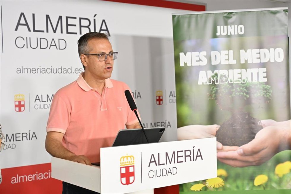 El concejal de Sostenibilidad Medioambiental y Energética del Ayuntamiento de Almería, Antonio Urdiales, durante la presentación de la tercera edición del Mes del Medio Ambiente.