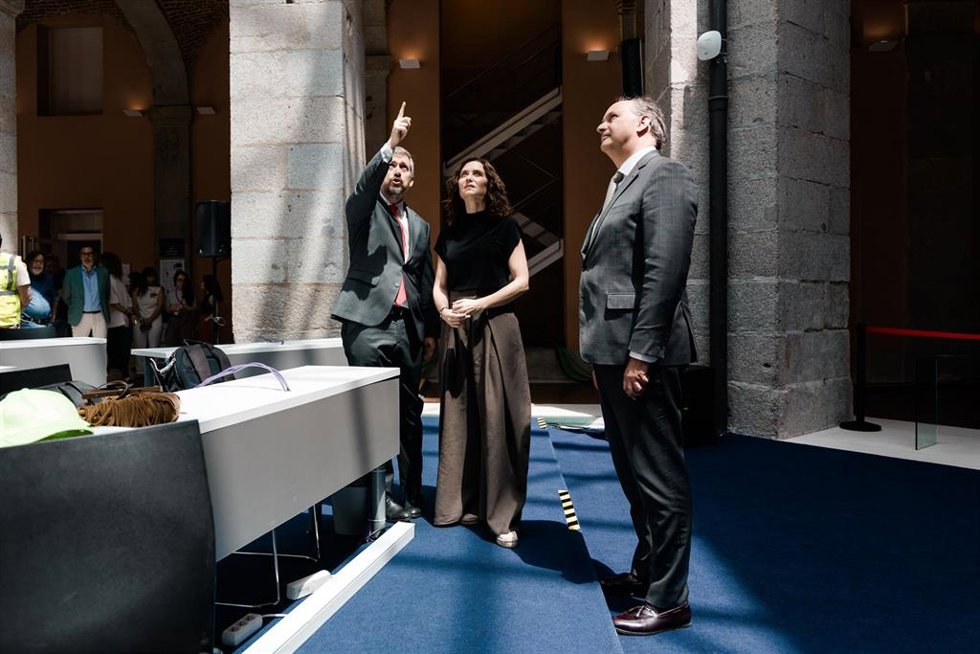 La presidenta de la Comunidad de Madrid, Isabel Díaz Ayuso, supervisa los últimos preparativos del Centro Internacional de Prensa.