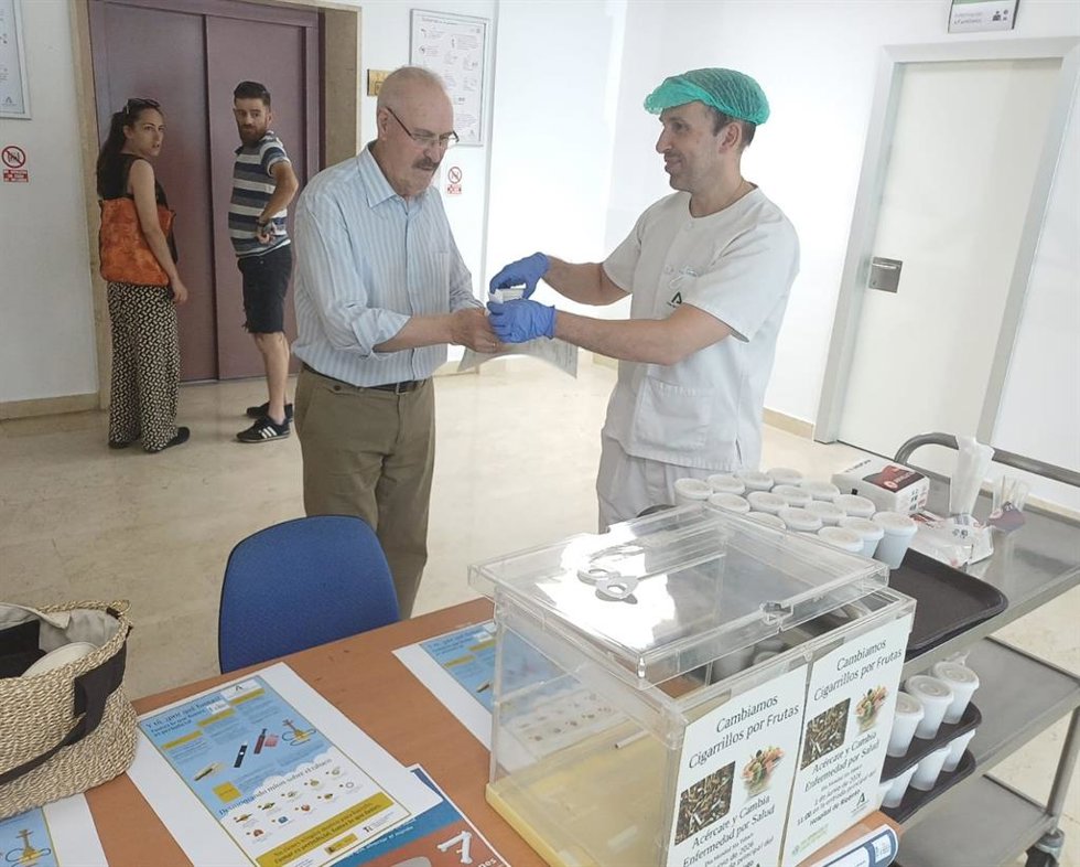 El Área Sanitaria Norte de Huelva intercambia fruta por cigarrillos con motivo del Día Mundial sin Tabaco.