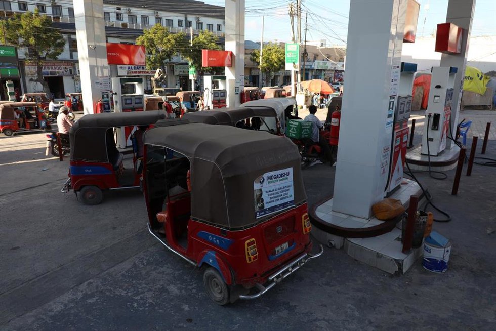 Archivo - Carricoches se abastece en una gasolinera de Mogadiscio (Somalia) 