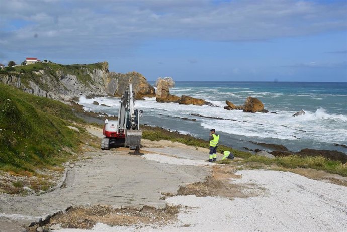 Obras de reparación en la playa de La Arnía.