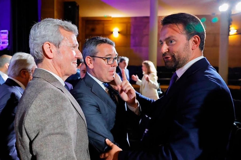 Álvaro Queipo, A La Derecha