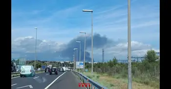 Los Bombers trabajan con 15 dotaciones en un incendio de una nave en Santa Perpètua (Barcelona)