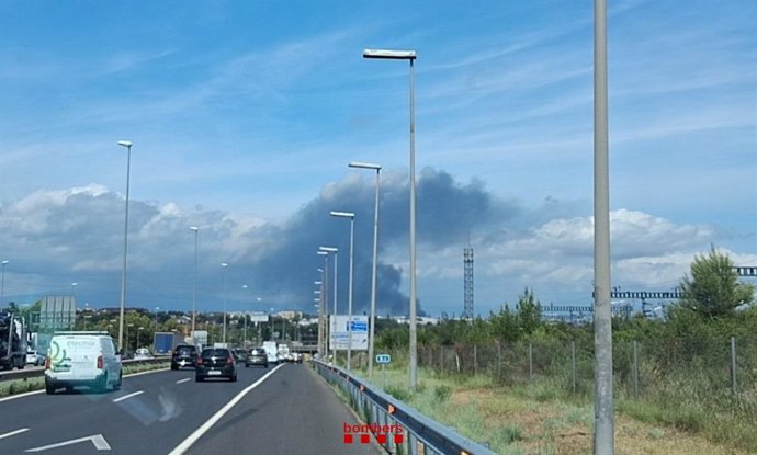 Columna de humo negra del incendio en una nave industrial de automoción en el polígono de Santa Perpètua (Barcelona)