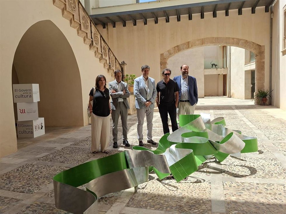 La escultura 'Posidònia', instalada en Ca n'Oleo, invita a reflexionar sobre la fragilidad de los ecosistemas marinos.