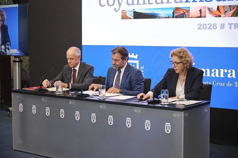El consejero de Industria del Cabildo de Tenerife, Manuel Fernández; el presidente de la Cámara de Comercio, Santiago Sesé, y la directora de la entidad en la presentación del Boletín de Coyuntura Económica correspondiente al primer trimestre del año