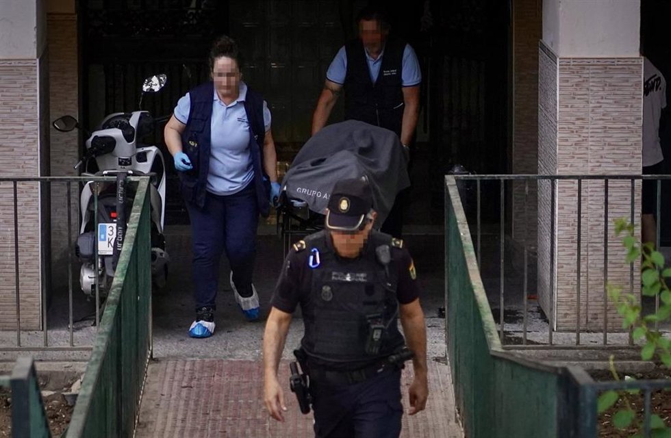 Traslado de uno de los dos cadáveres hallados en Málaga capital en lo que se investiga como un crimen machista. A 05 de junio de 2026, en Málaga (Andalucía, España). 