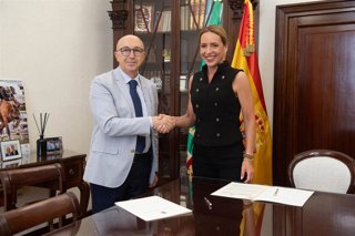 La presidenta de la Diputación, Almudena Martínez del Junco, y el decano del Colegio de Economistas de Cádiz, Javier Cabeza de Vaca, tras la firma del acuerdo.
