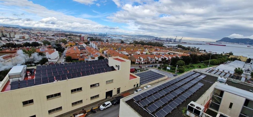 Placas solares en el Hospital Punta Europa de Algeciras.