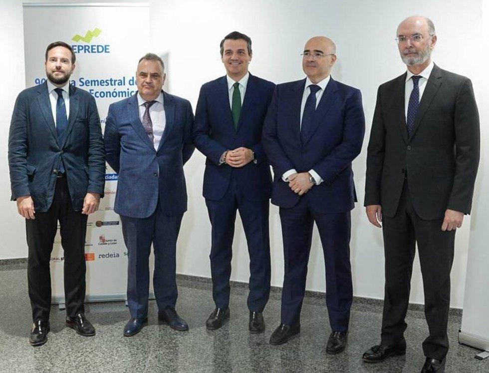 Julián Pérez (2º izda.), junto a José María Bellido (centro) y el resto de autoridades asistentes a la clausura de la la 90 Junta Semestral de Predicción Económica de Ceprede, celebrada en Córdoba.