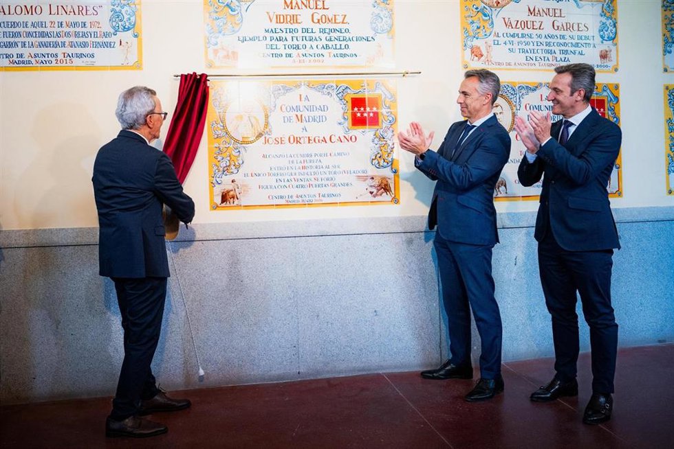 El torero José Ortega Cano descubre un azulejo con su nombre en el Tendido 1 de la Plaza de Toros de Las Ventas