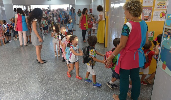 Alumnos de Infantil entrando a clase.